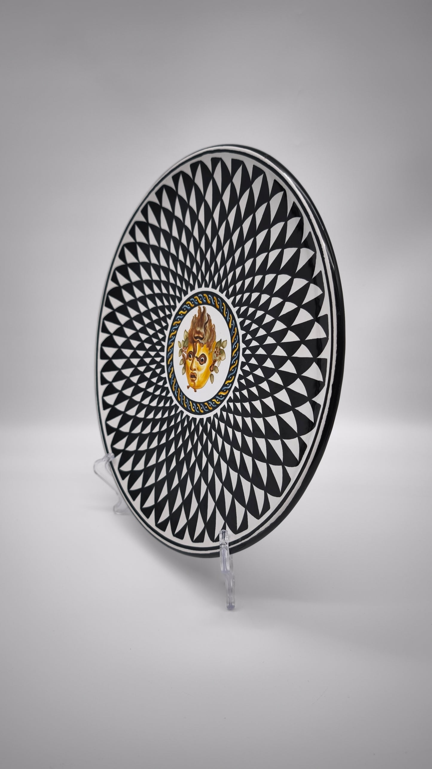 126 Piatto decorativo in ceramica dipinta Ascoli Piceno