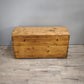 148 Baule in legno con maniglie in metallo
