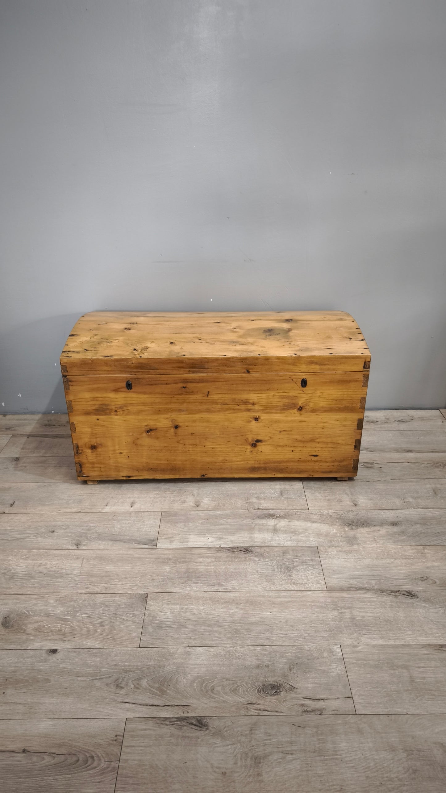 148 Baule in legno con maniglie in metallo