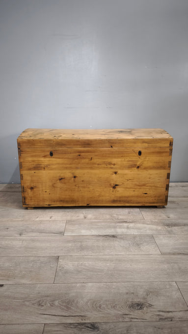 148 Baule in legno con maniglie in metallo