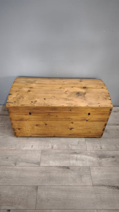 148 Baule in legno con maniglie in metallo