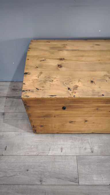 148 Baule in legno con maniglie in metallo