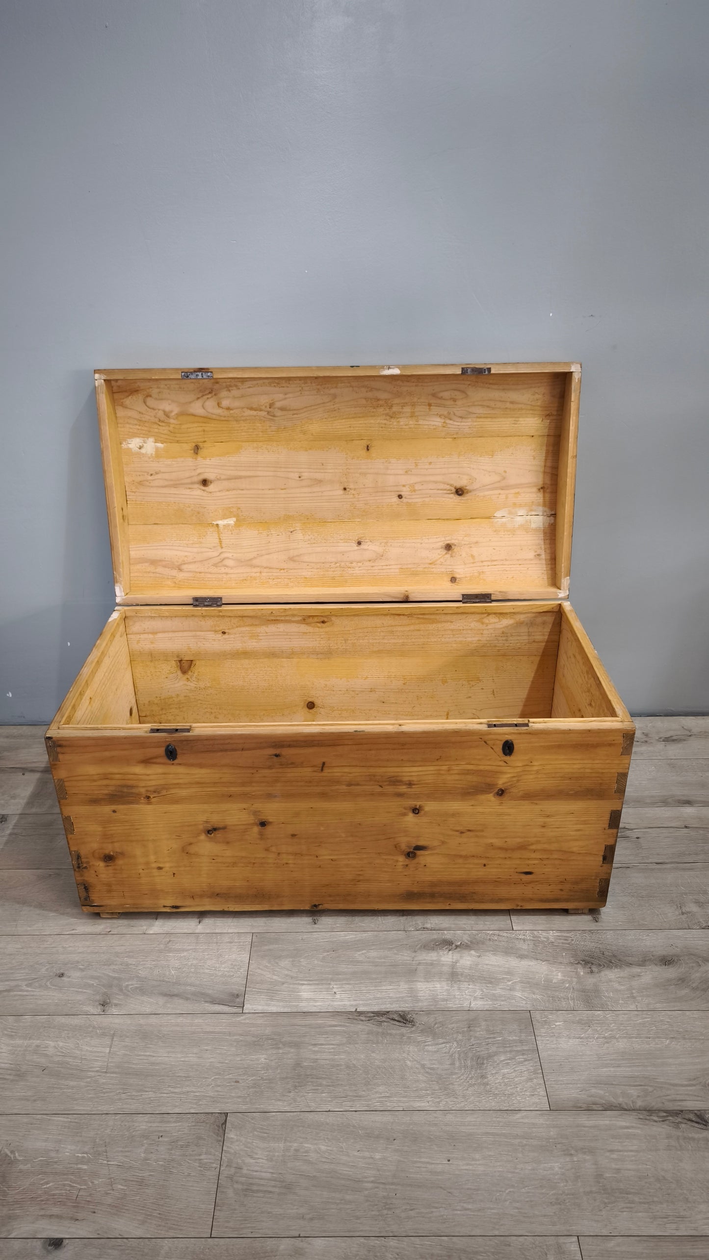 148 Baule in legno con maniglie in metallo