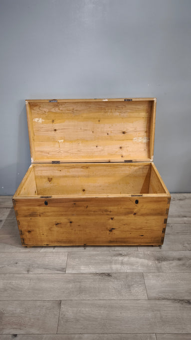 148 Baule in legno con maniglie in metallo
