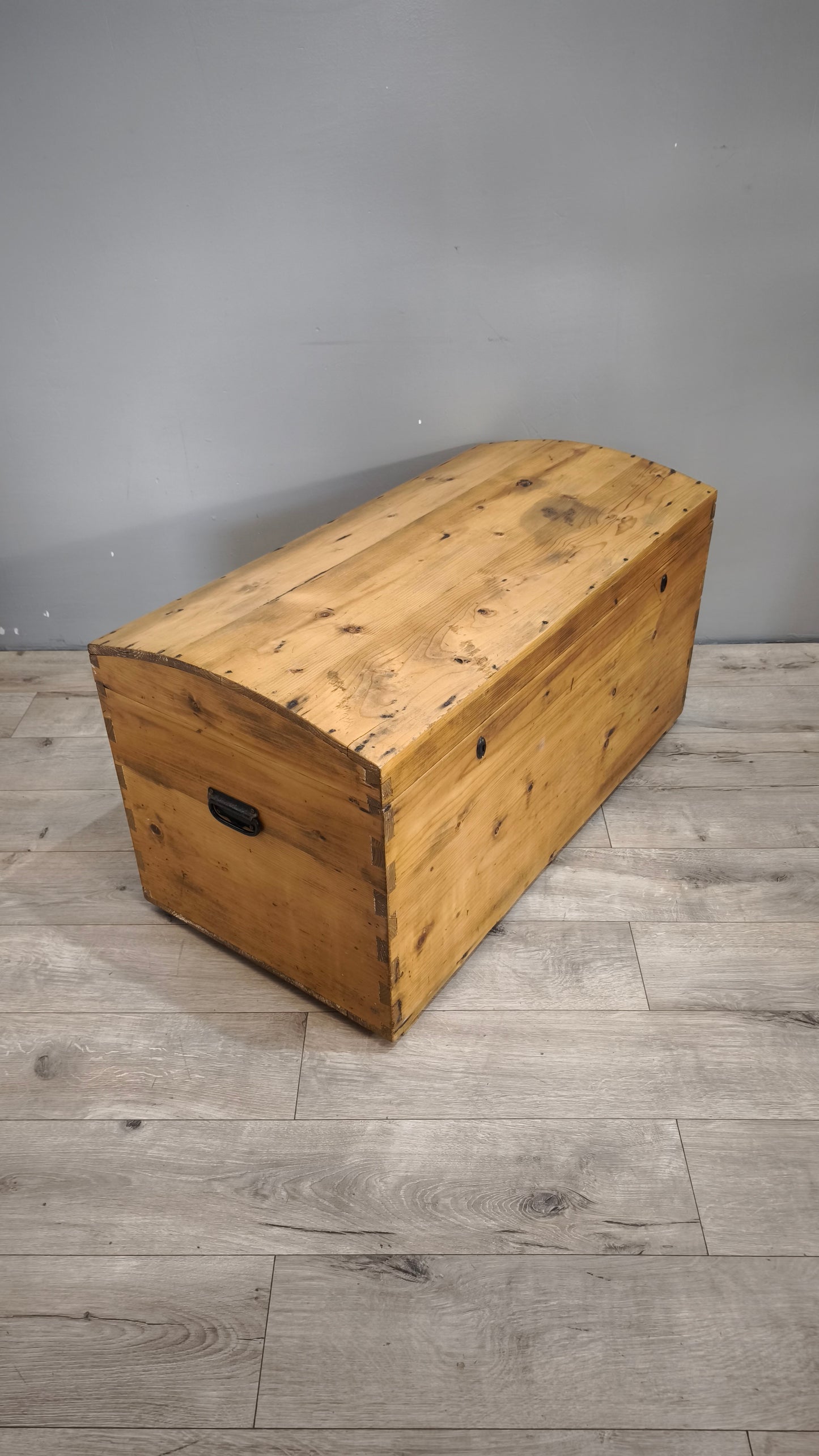 148 Baule in legno con maniglie in metallo
