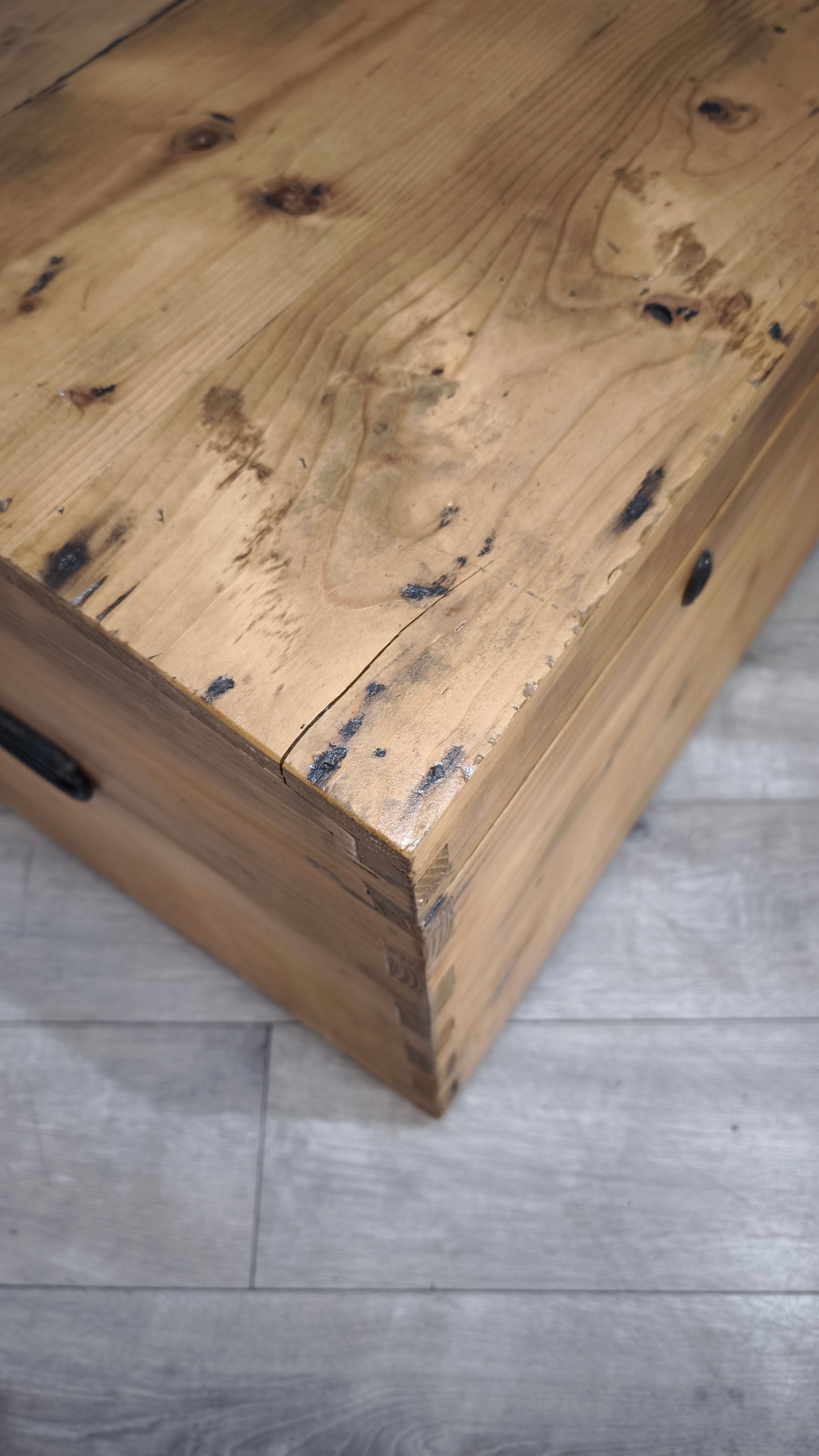 148 Baule in legno con maniglie in metallo