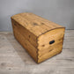 148 Baule in legno con maniglie in metallo