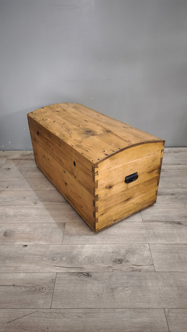 148 Baule in legno con maniglie in metallo