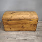 148 Baule in legno con maniglie in metallo