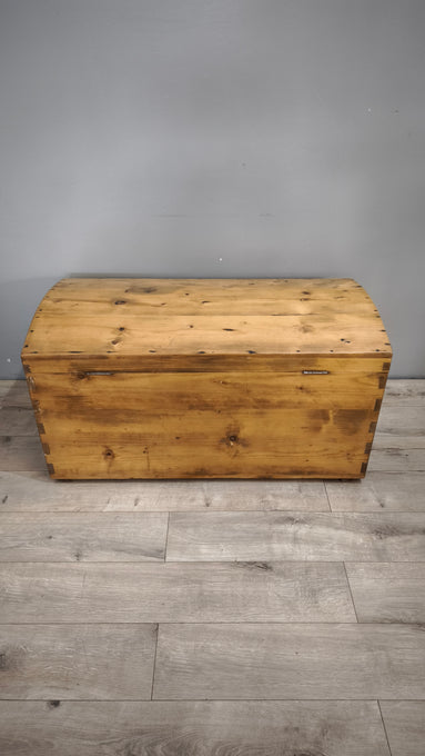 148 Baule in legno con maniglie in metallo