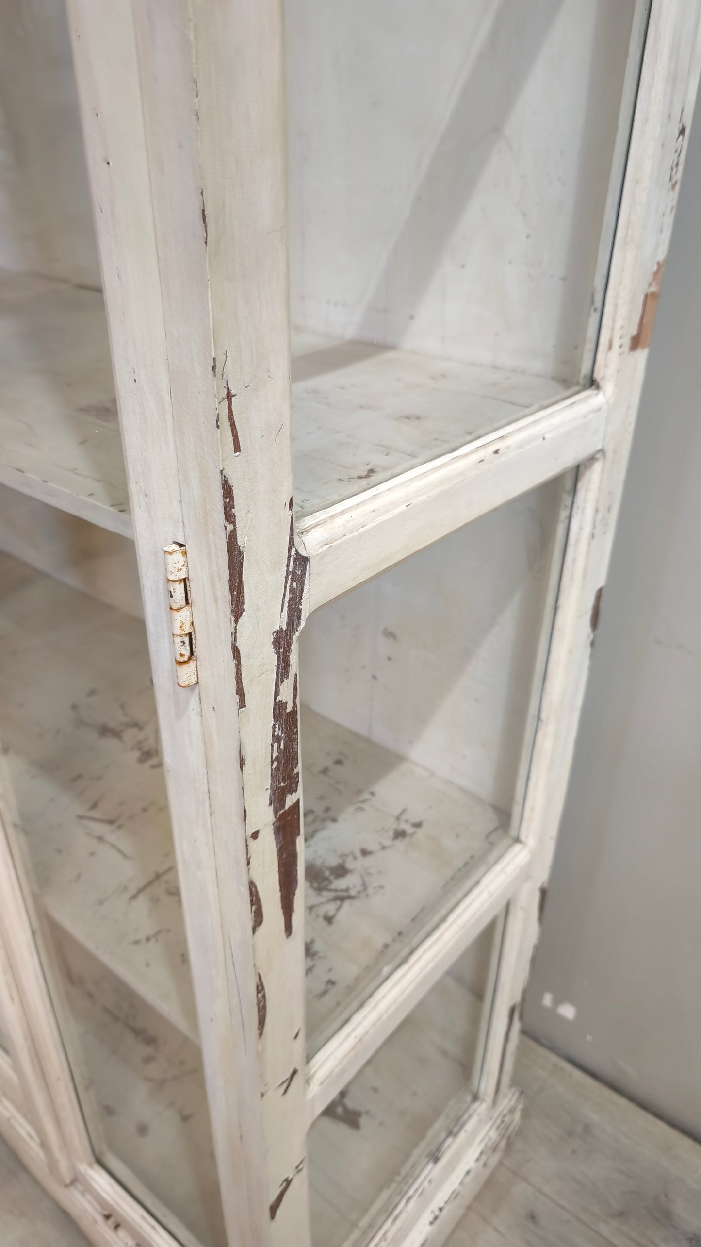 91199 Vetrina in legno di teak dipinta bianca