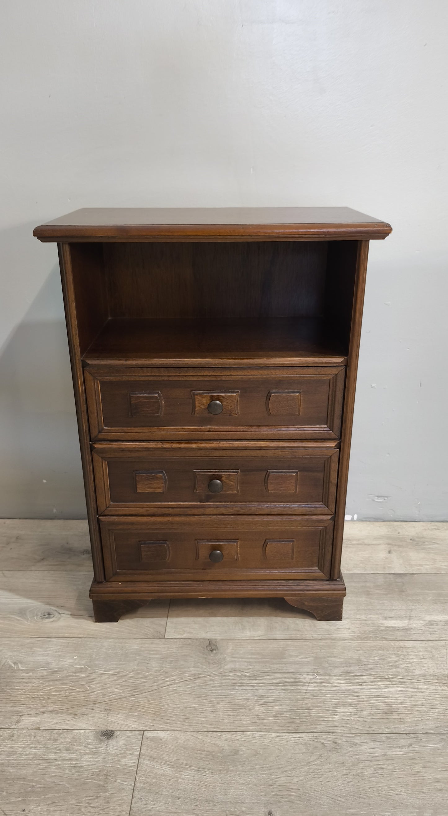 91193 Comodino in legno con tre cassetti