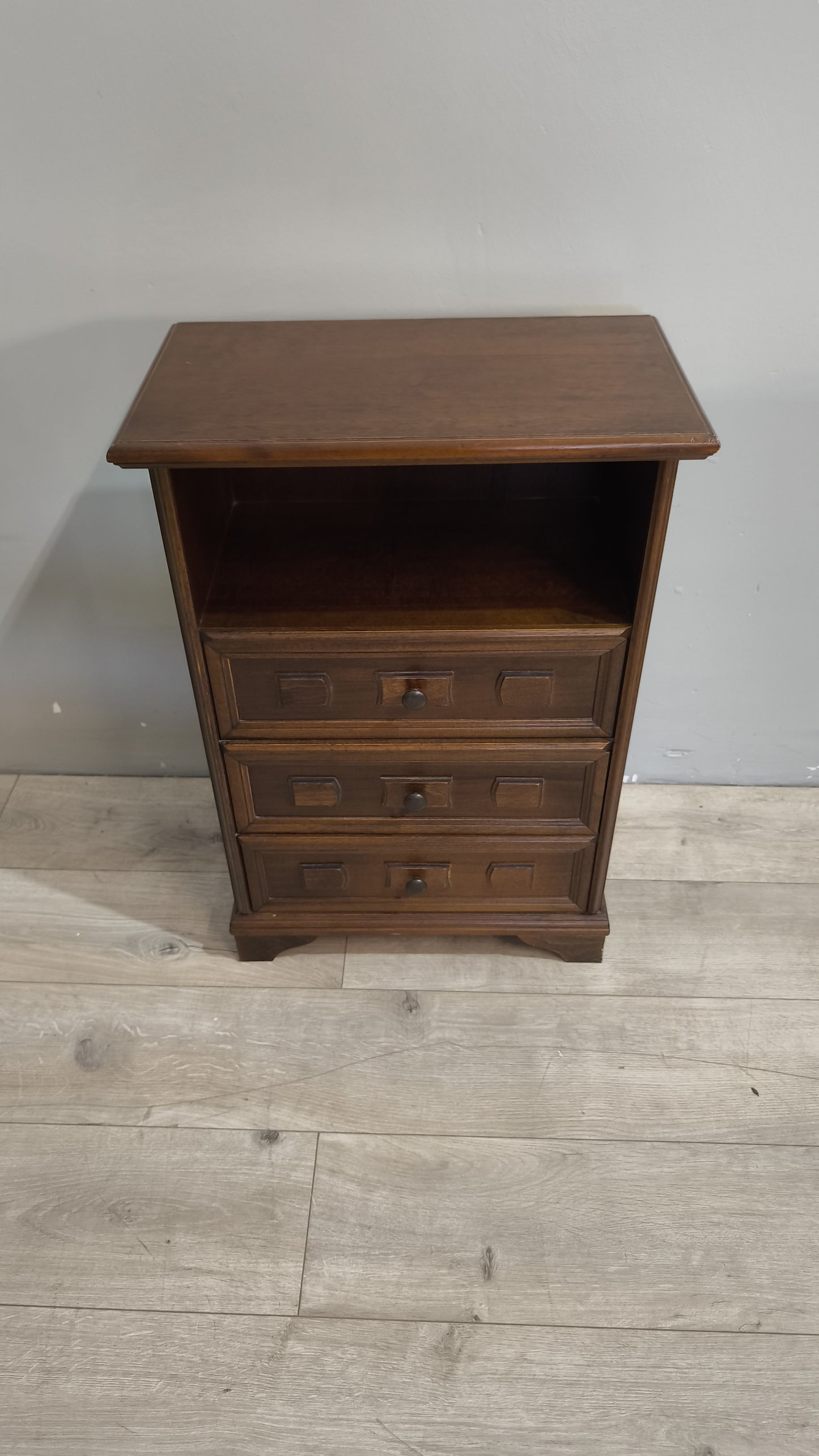 91193 Comodino in legno con tre cassetti