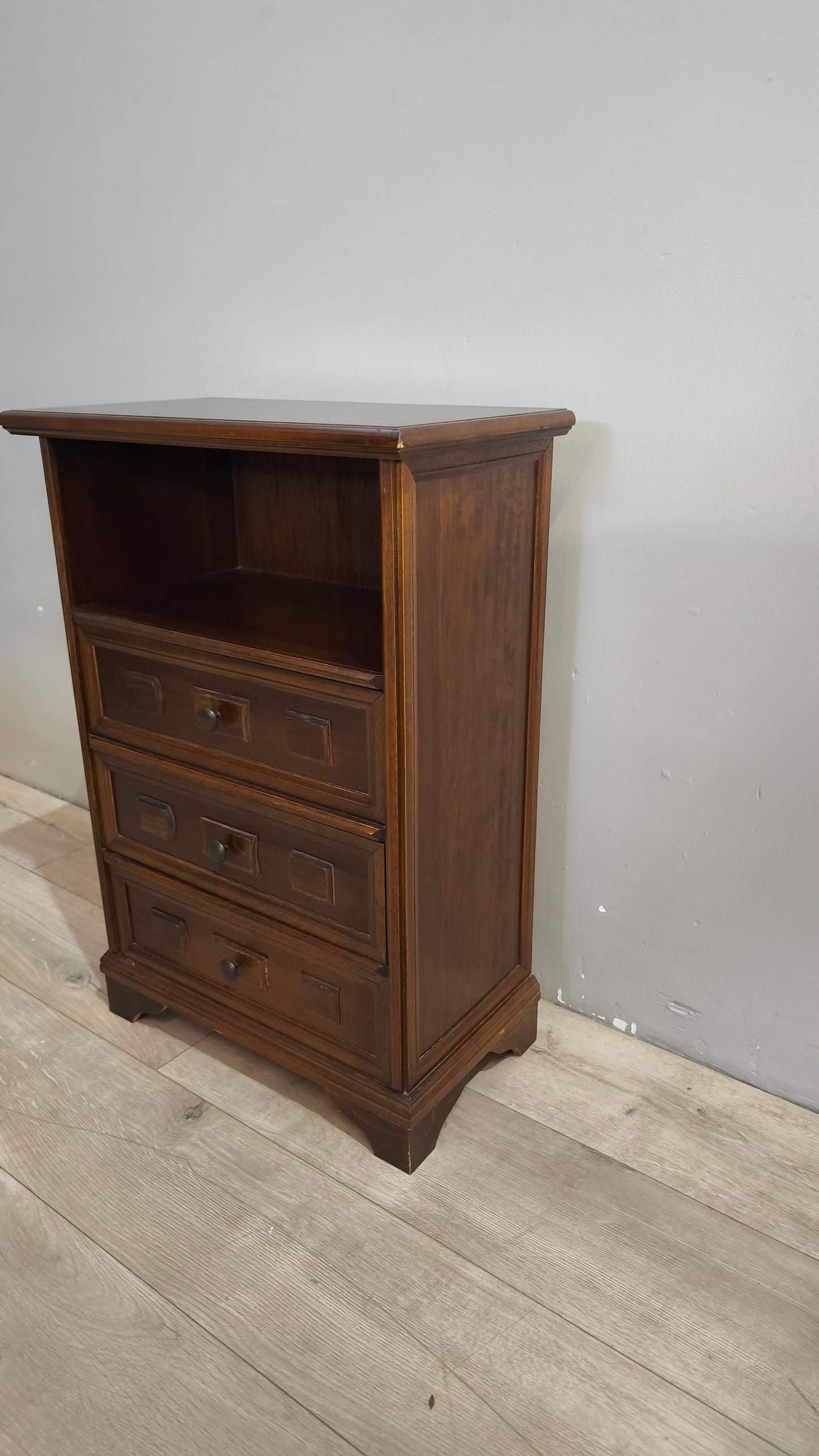91193 Comodino in legno con tre cassetti