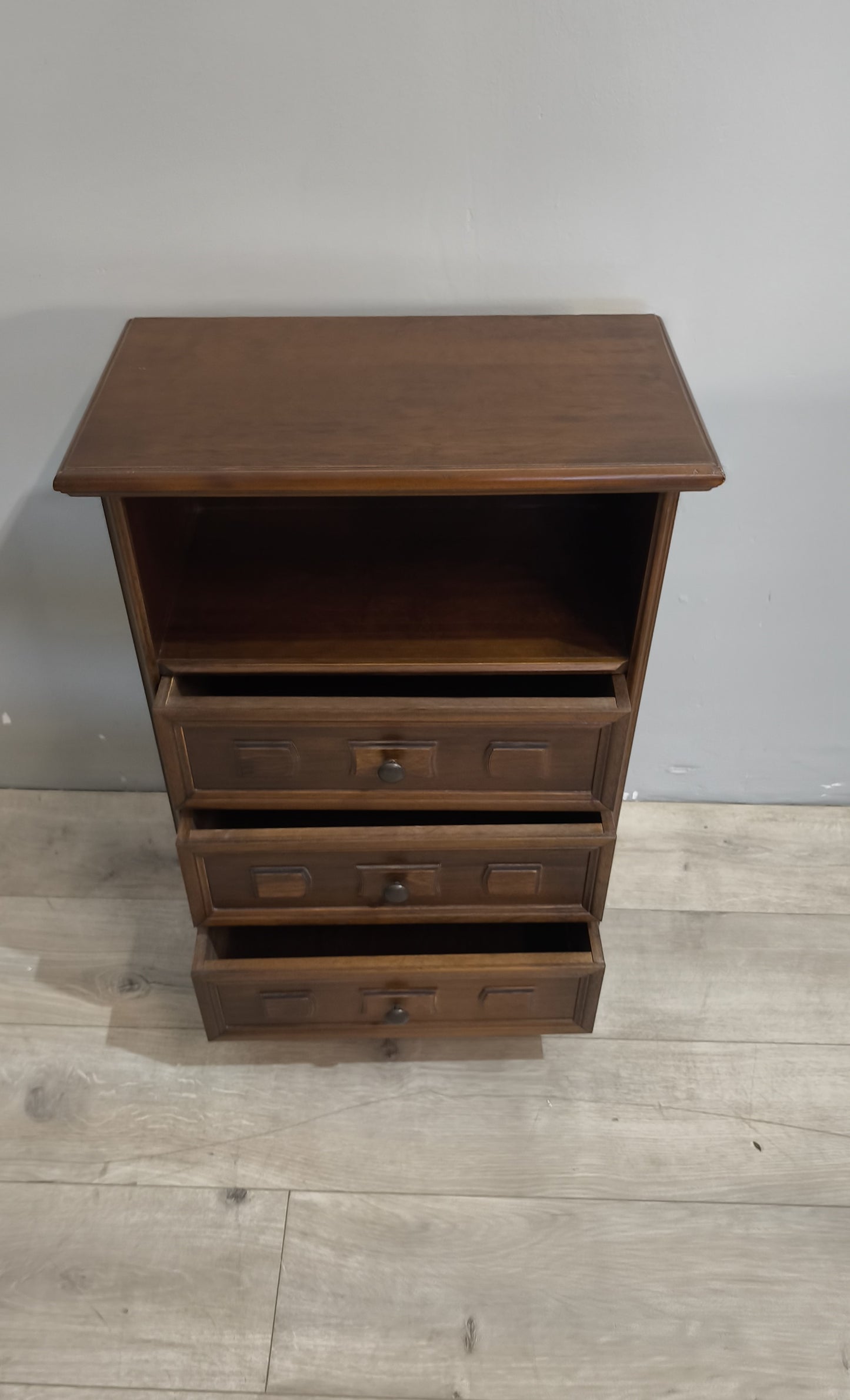 91193 Comodino in legno con tre cassetti