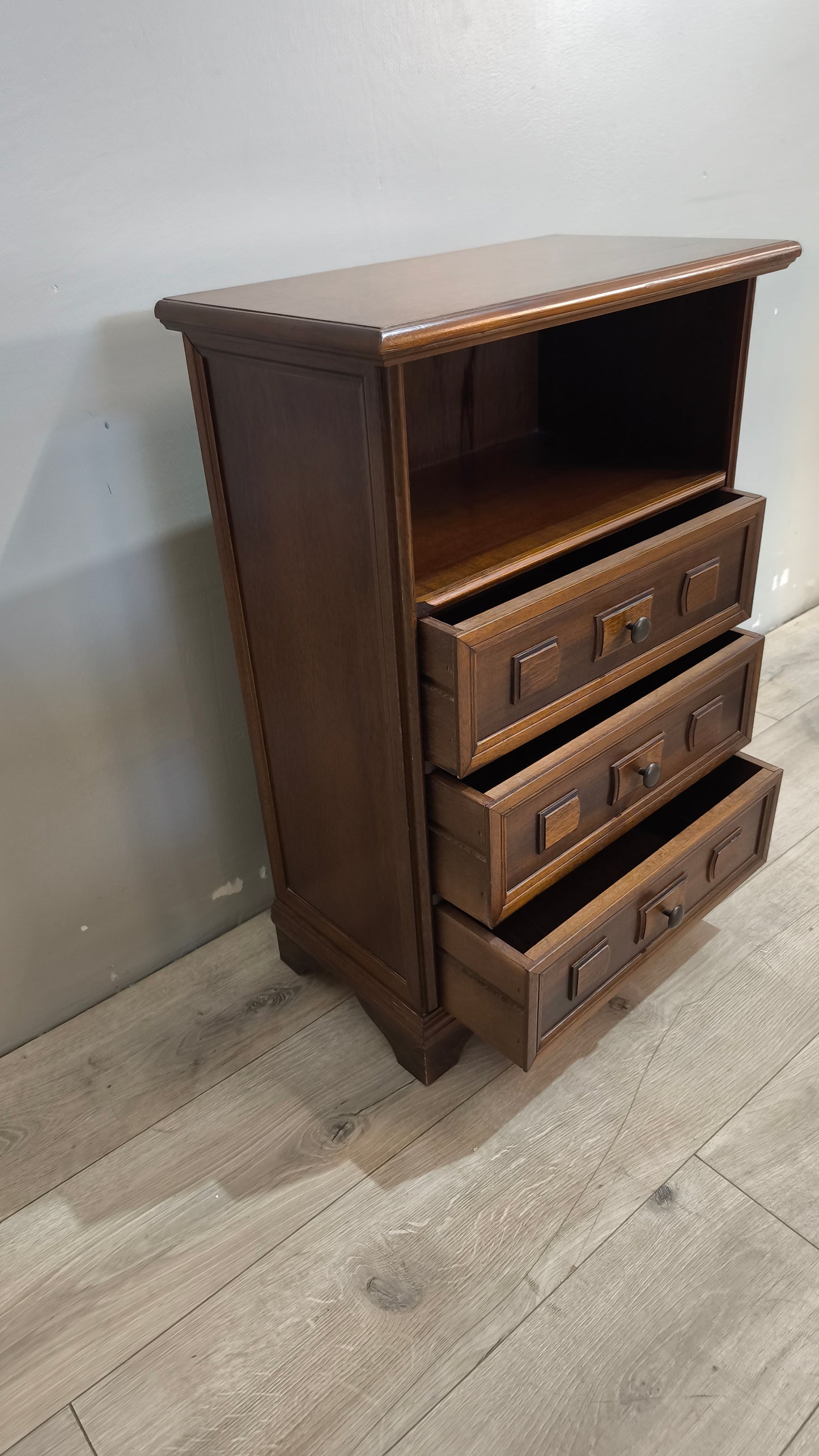 91193 Comodino in legno con tre cassetti