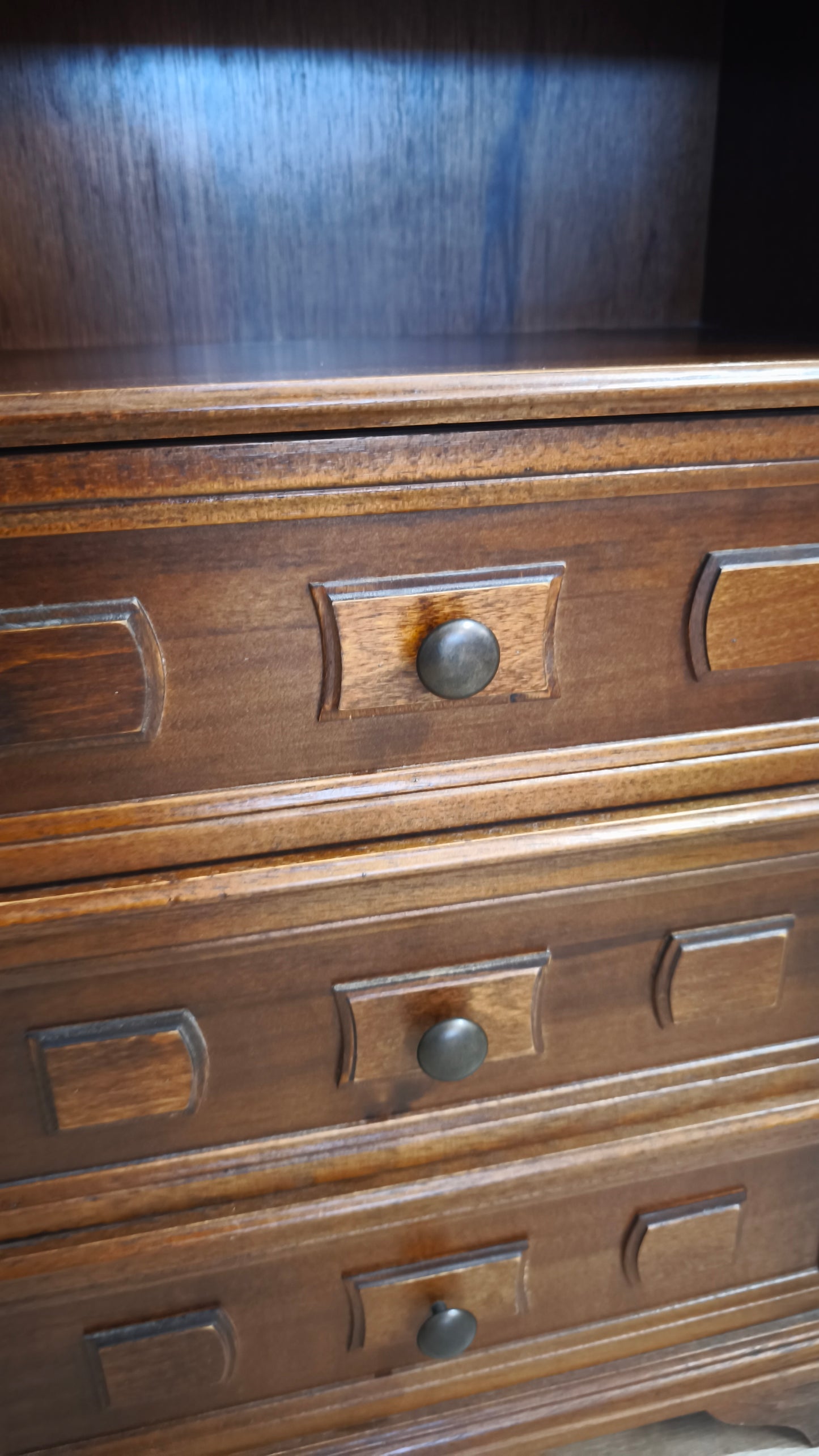 91193 Comodino in legno con tre cassetti