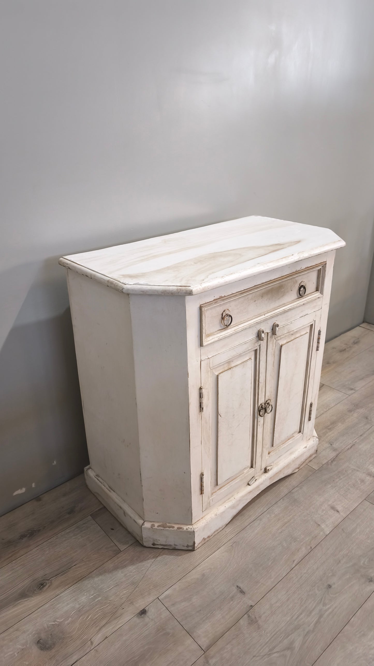 91230 Credenzina in legno dipinta bianca