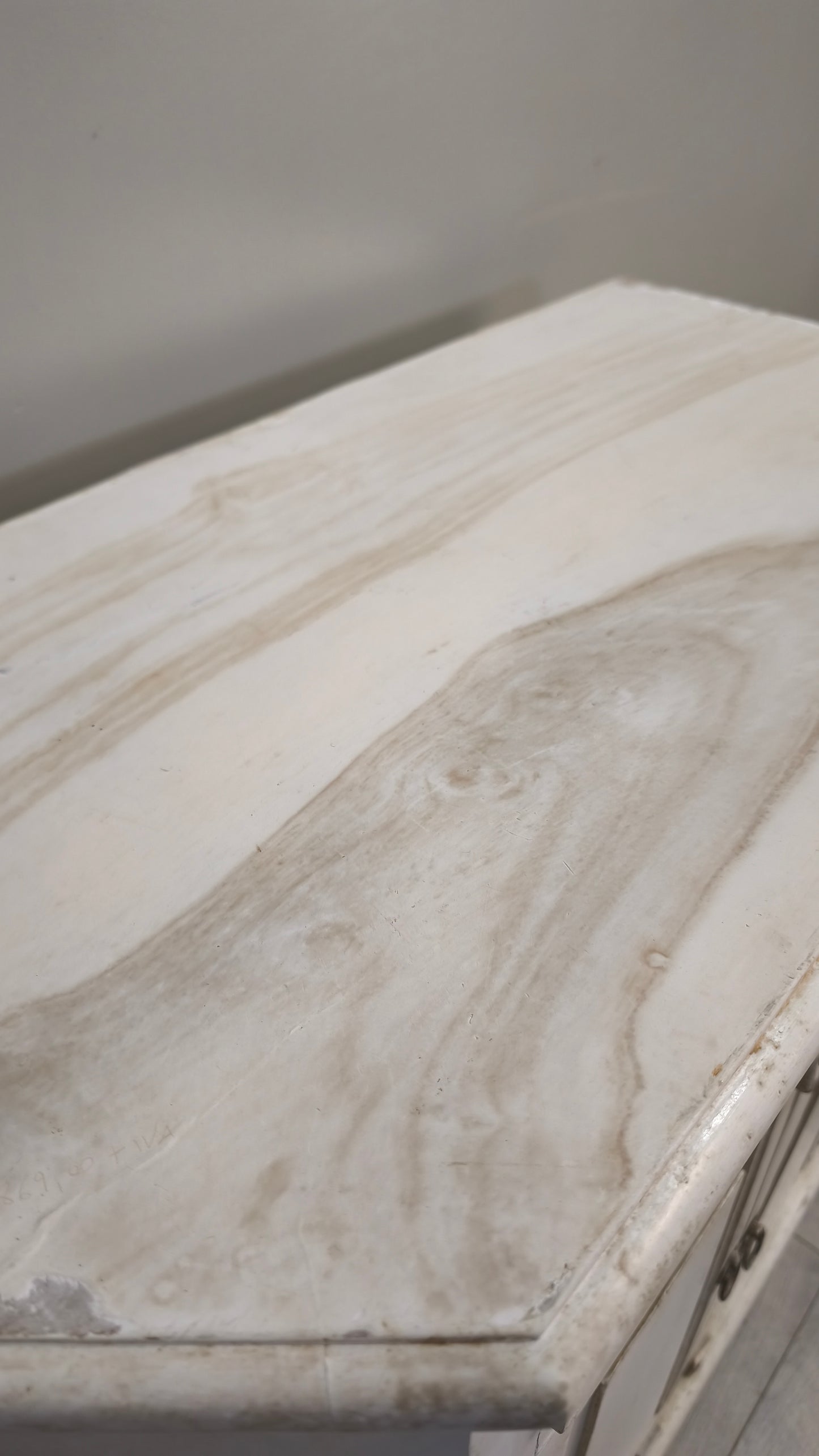 91230 Credenzina in legno dipinta bianca