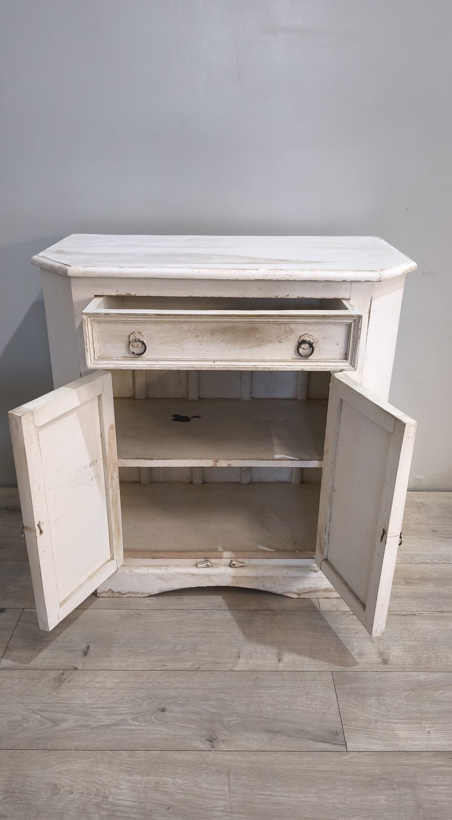91230 Credenzina in legno dipinta bianca