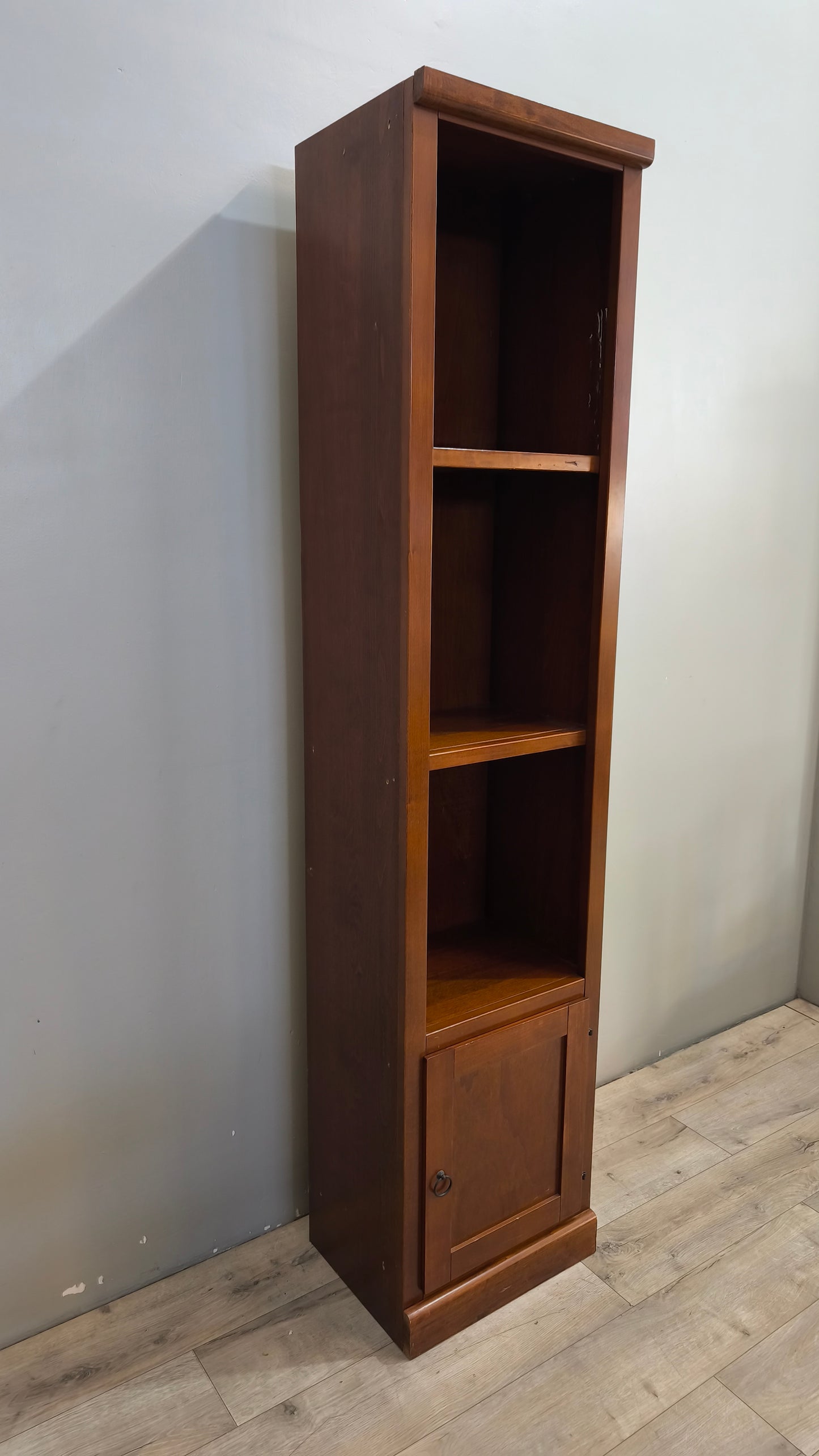 91185 Libreria in legno con sportello inferiore