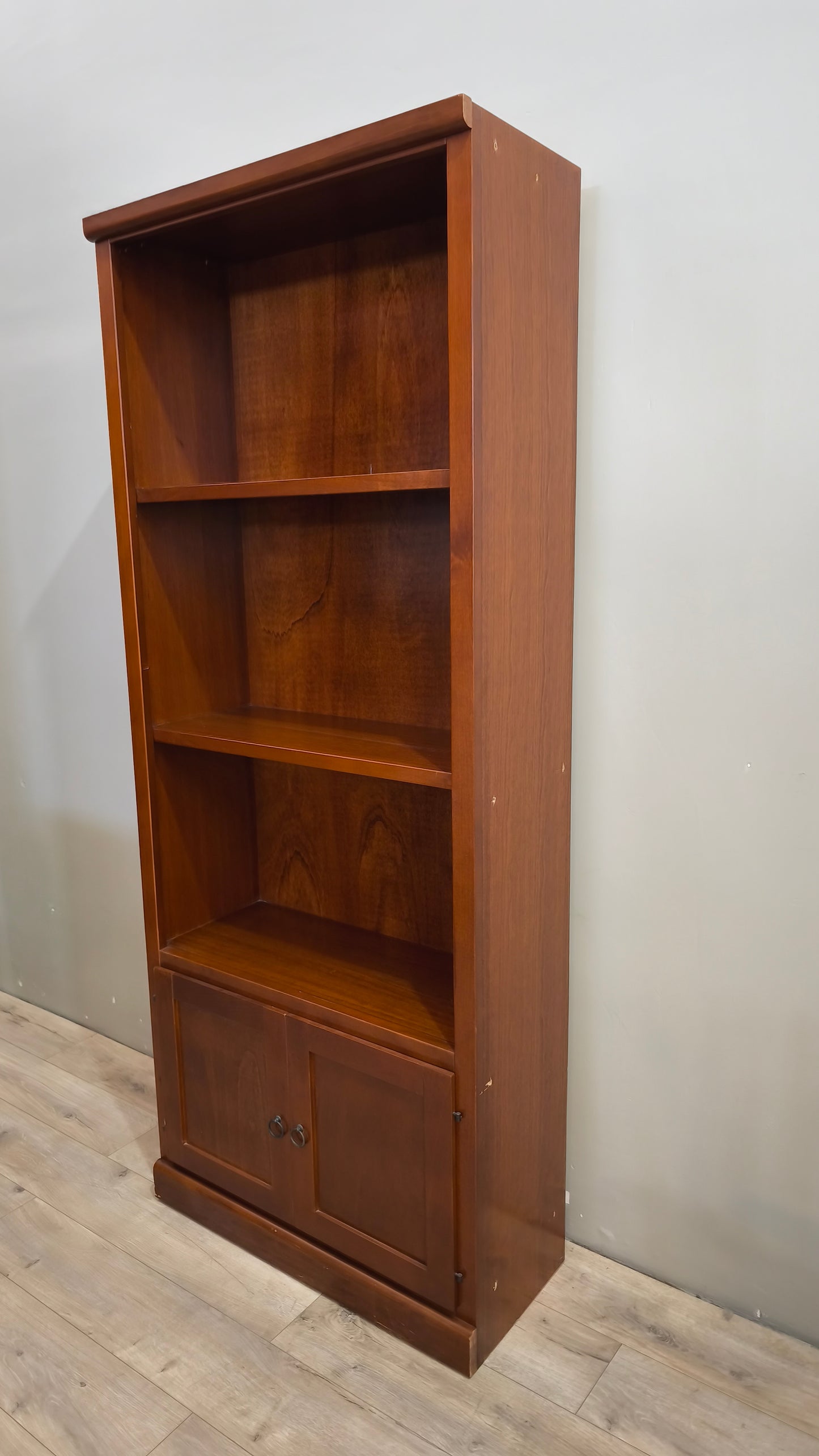 91184 Libreria in legno tre ripiani con due sportelli inferiori