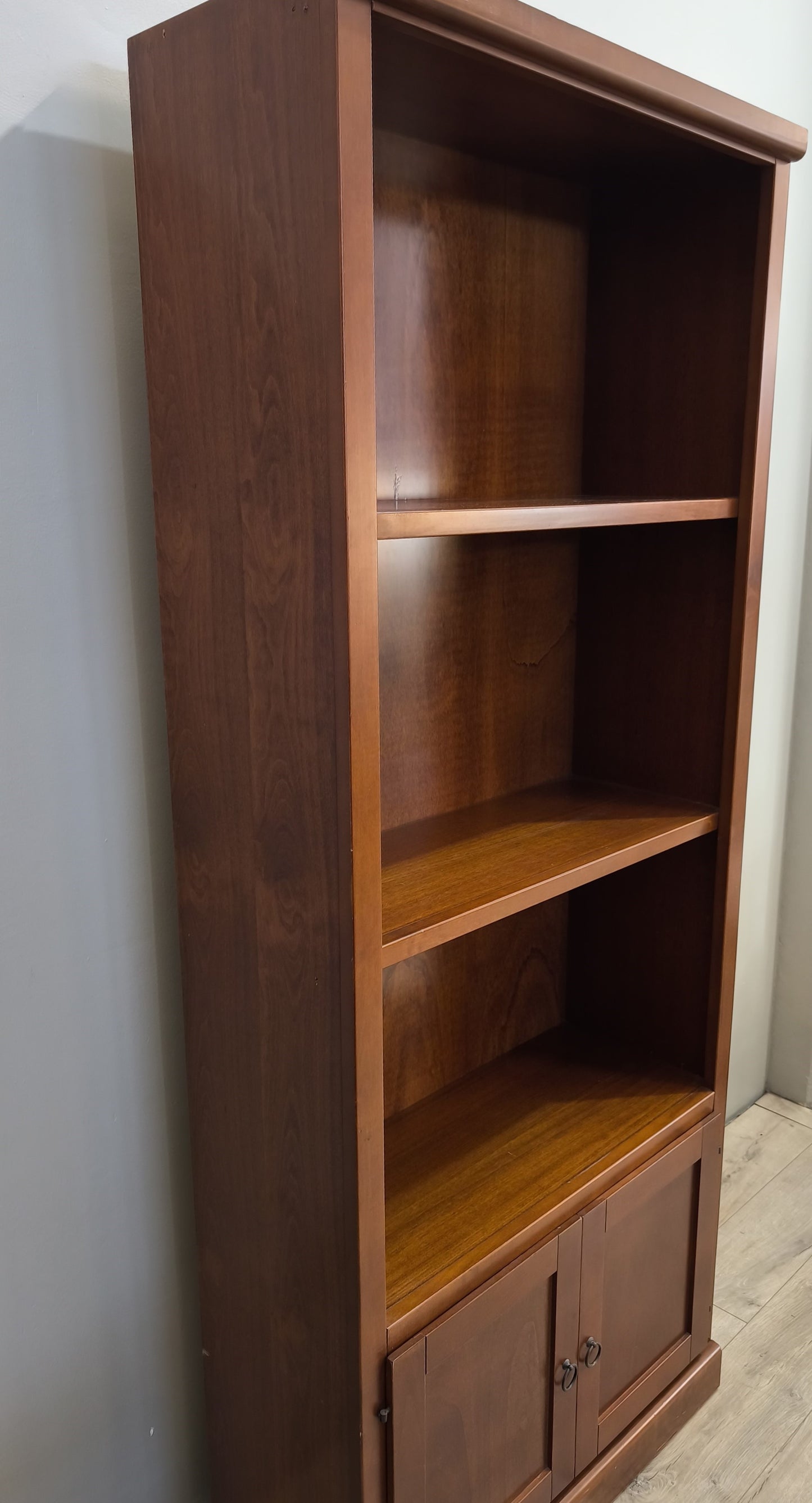 91184 Libreria in legno tre ripiani con due sportelli inferiori