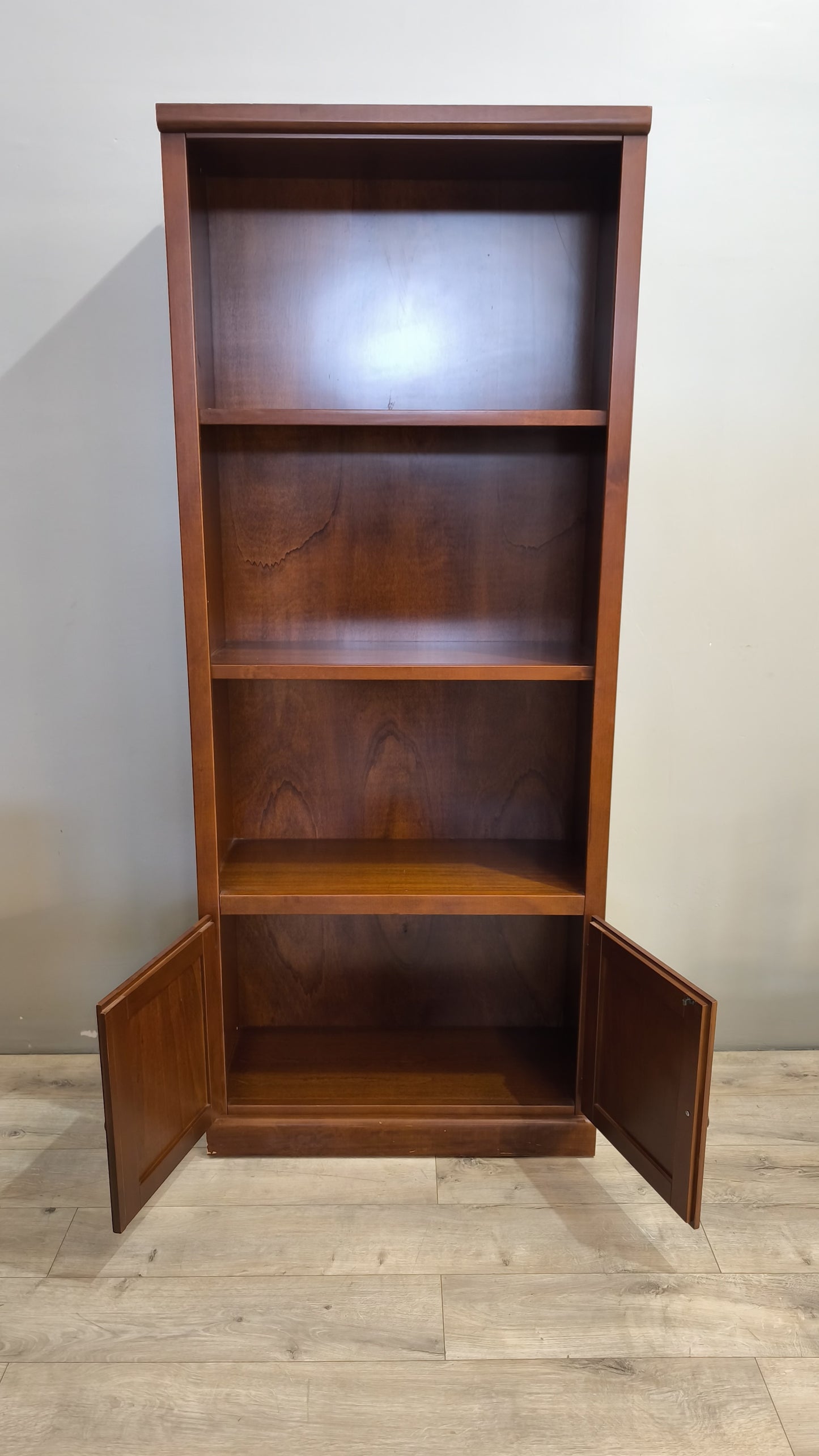 91184 Libreria in legno tre ripiani con due sportelli inferiori