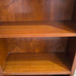 91184 Libreria in legno tre ripiani con due sportelli inferiori