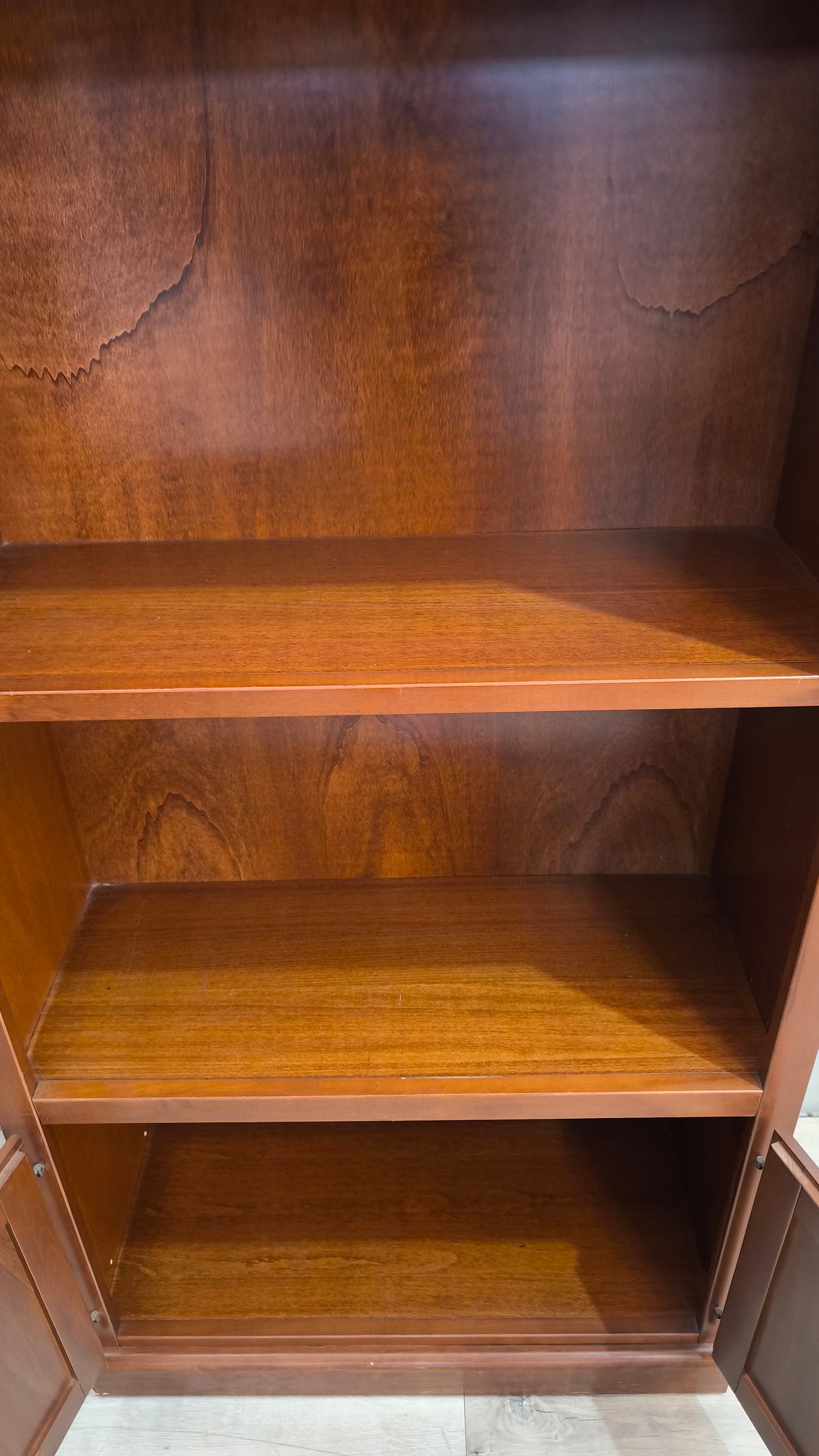 91184 Libreria in legno tre ripiani con due sportelli inferiori