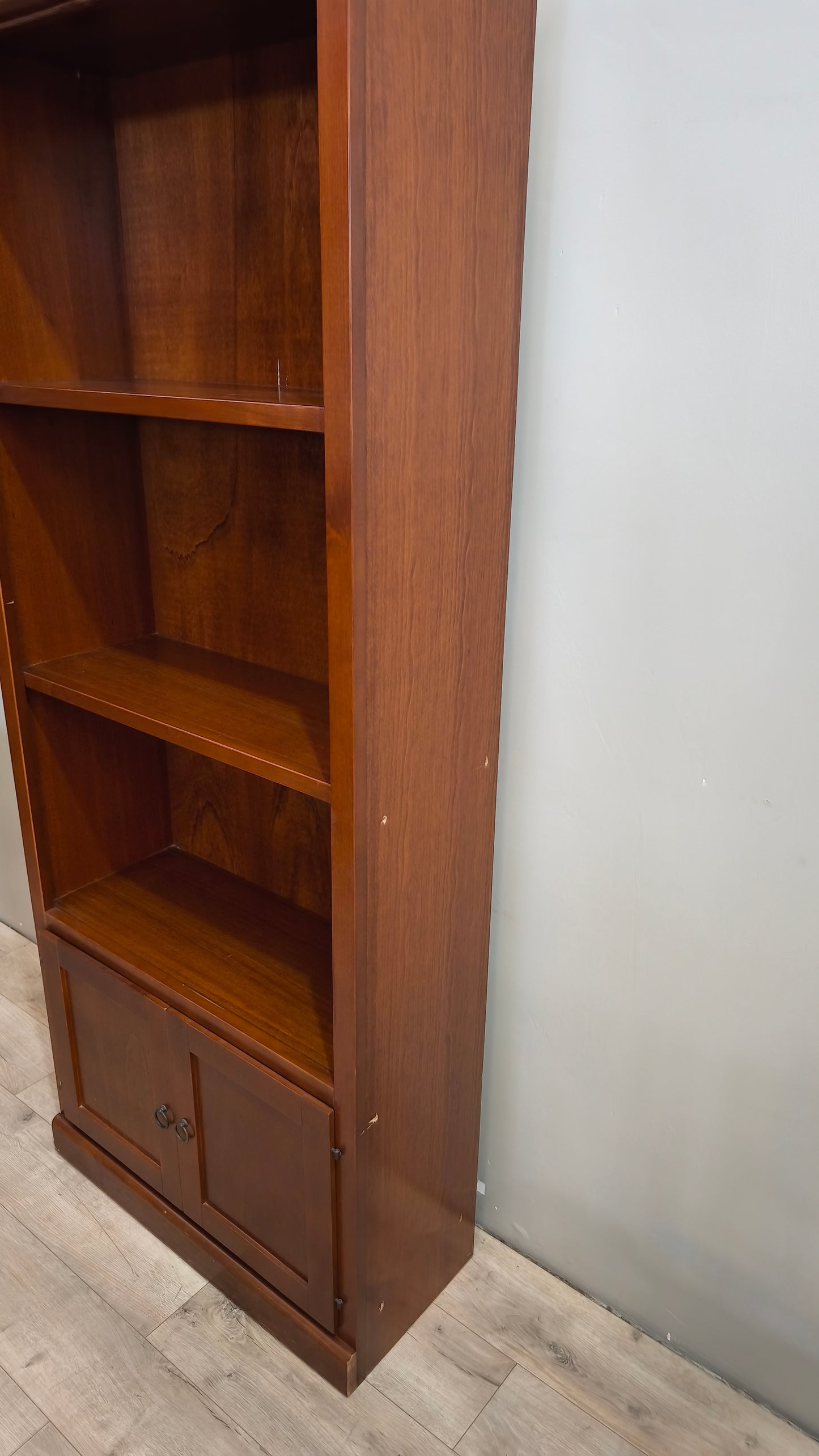 91184 Libreria in legno tre ripiani con due sportelli inferiori
