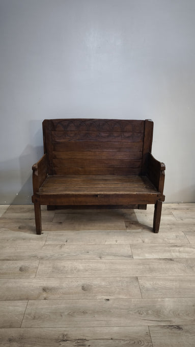 91288 Panchina in legno massello con intagli decorativi sullo schienale