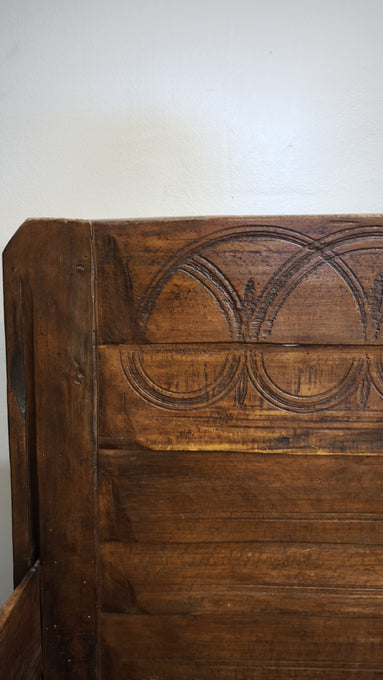 91288 Panchina in legno massello con intagli decorativi sullo schienale
