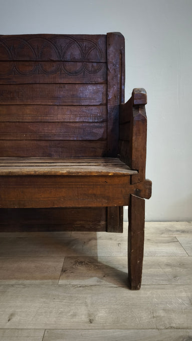 91288 Panchina in legno massello con intagli decorativi sullo schienale
