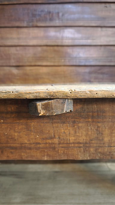 91288 Panchina in legno massello con intagli decorativi sullo schienale
