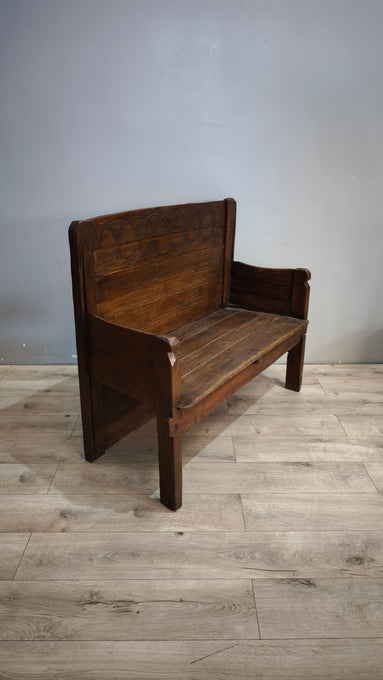 91288 Panchina in legno massello con intagli decorativi sullo schienale