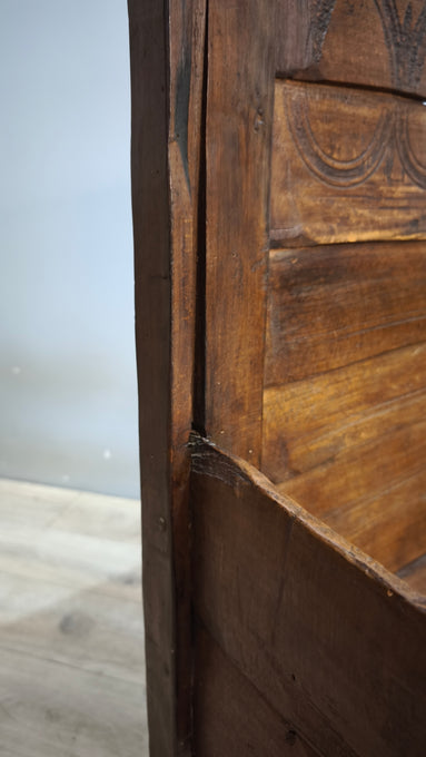 91288 Panchina in legno massello con intagli decorativi sullo schienale