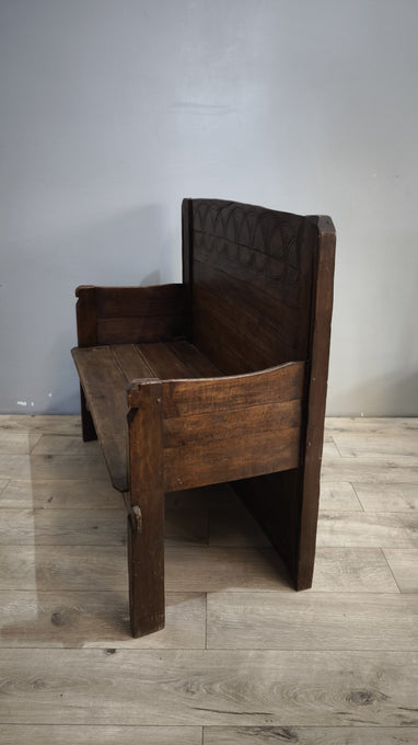 91288 Panchina in legno massello con intagli decorativi sullo schienale