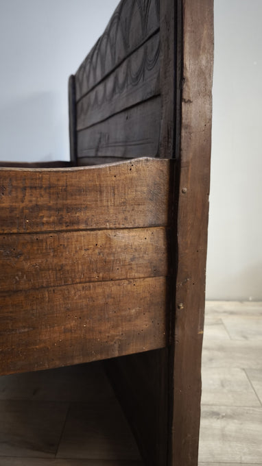 91288 Panchina in legno massello con intagli decorativi sullo schienale