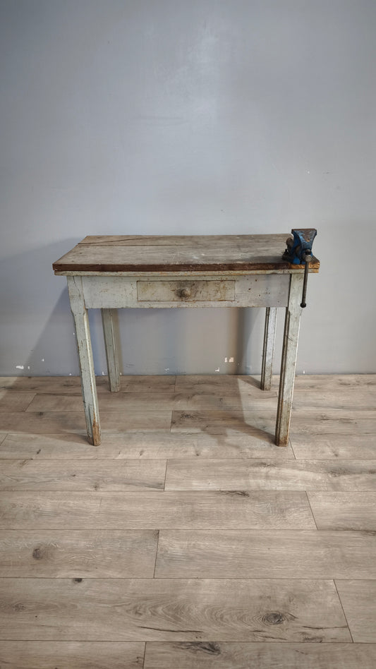 132 Tavolo in legno con morsa e cassetto frontale
