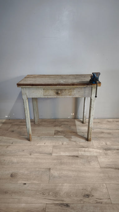 132 Tavolo in legno con morsa e cassetto frontale