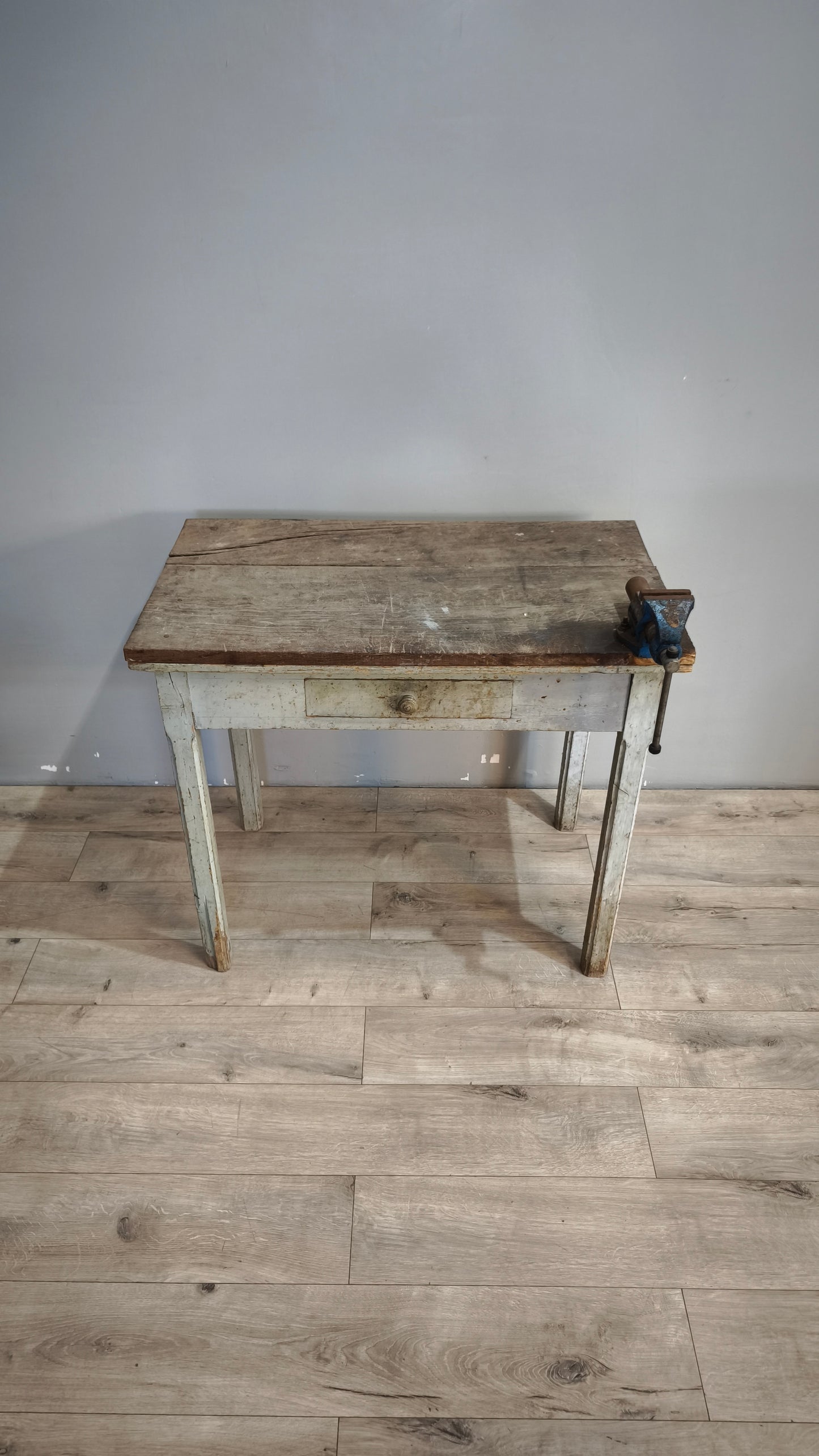 132 Tavolo in legno con morsa e cassetto frontale