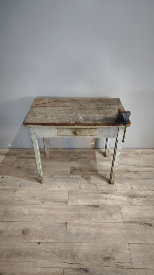 132 Tavolo in legno con morsa e cassetto frontale