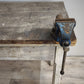 132 Tavolo in legno con morsa e cassetto frontale