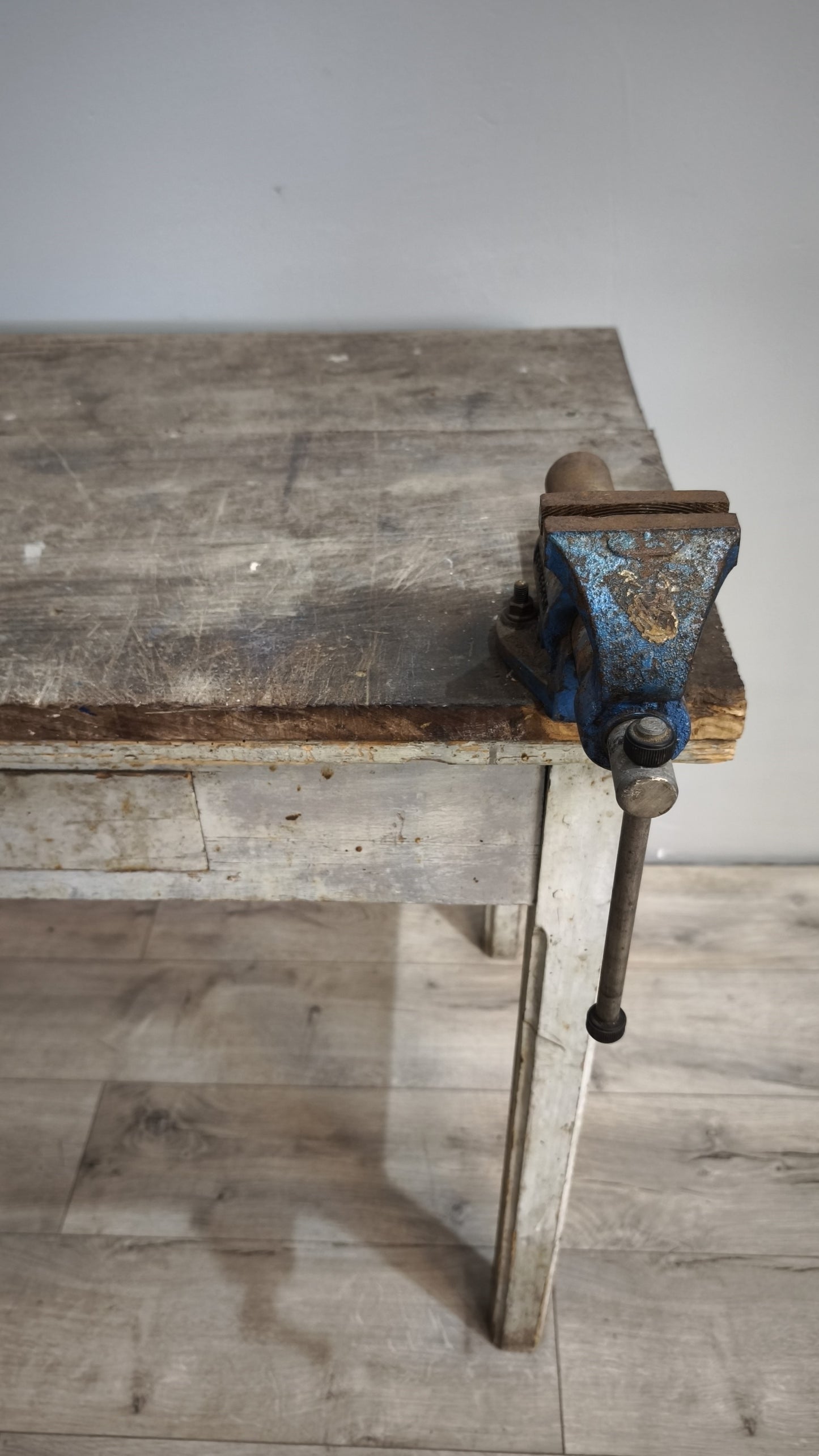 132 Tavolo in legno con morsa e cassetto frontale