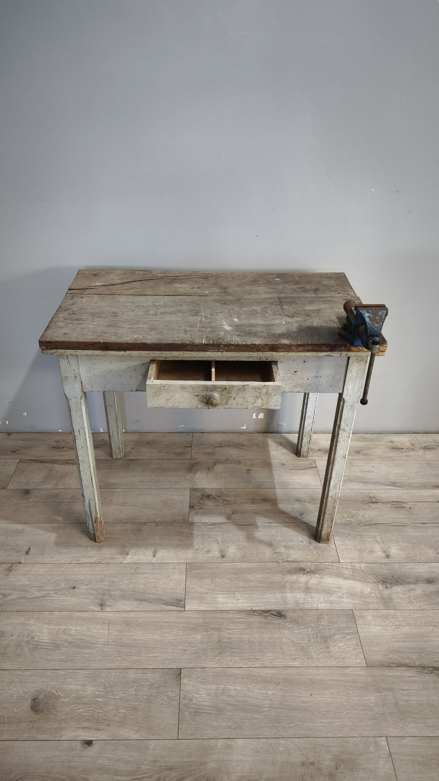 132 Tavolo in legno con morsa e cassetto frontale