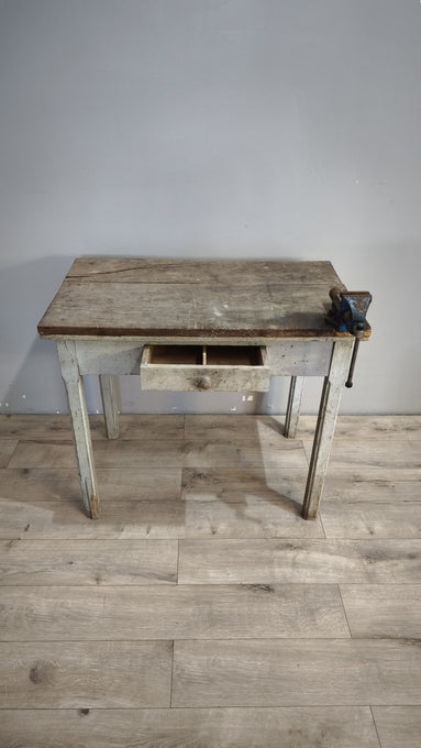 132 Tavolo in legno con morsa e cassetto frontale