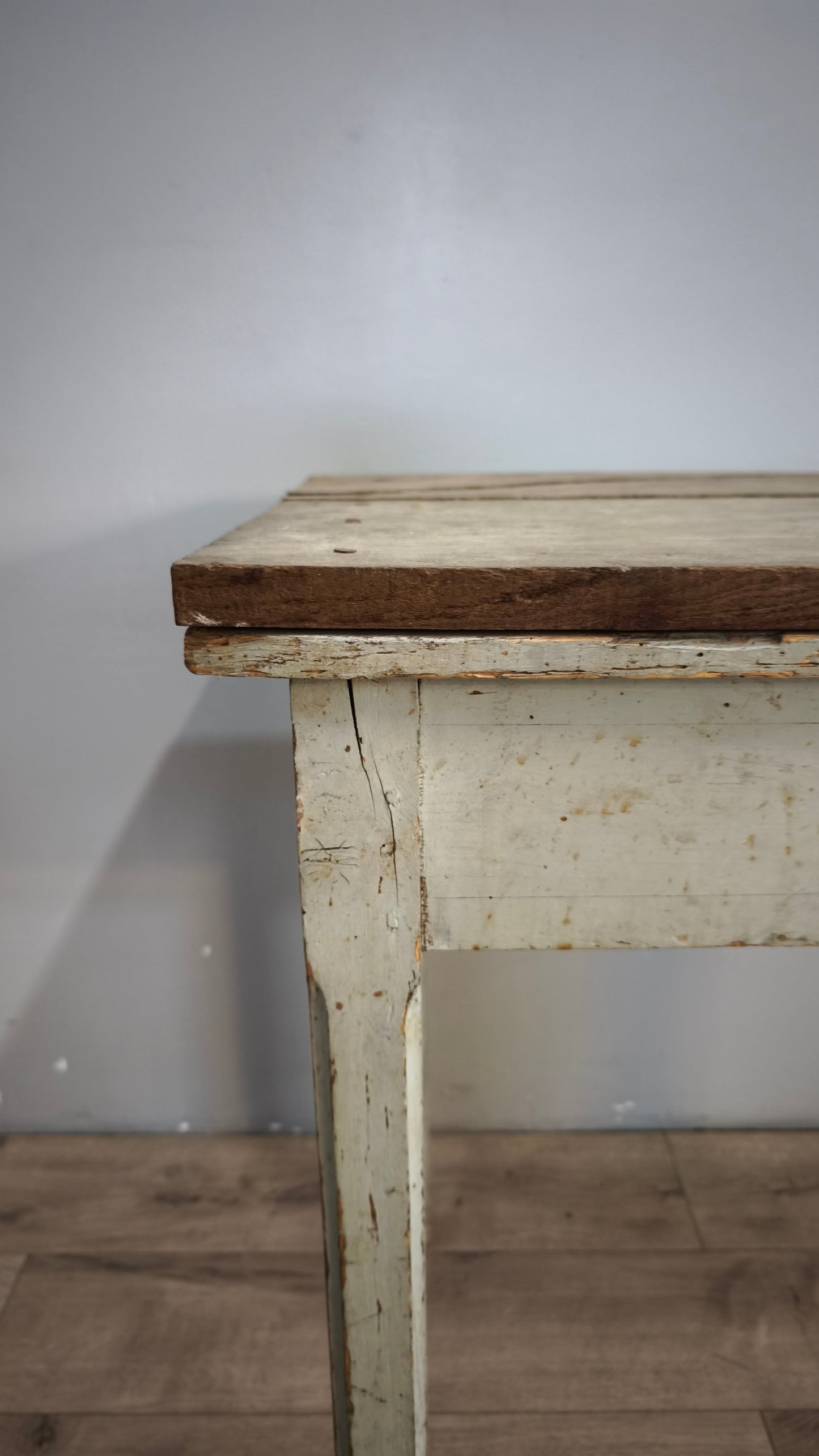 132 Tavolo in legno con morsa e cassetto frontale