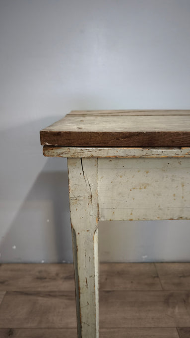132 Tavolo in legno con morsa e cassetto frontale