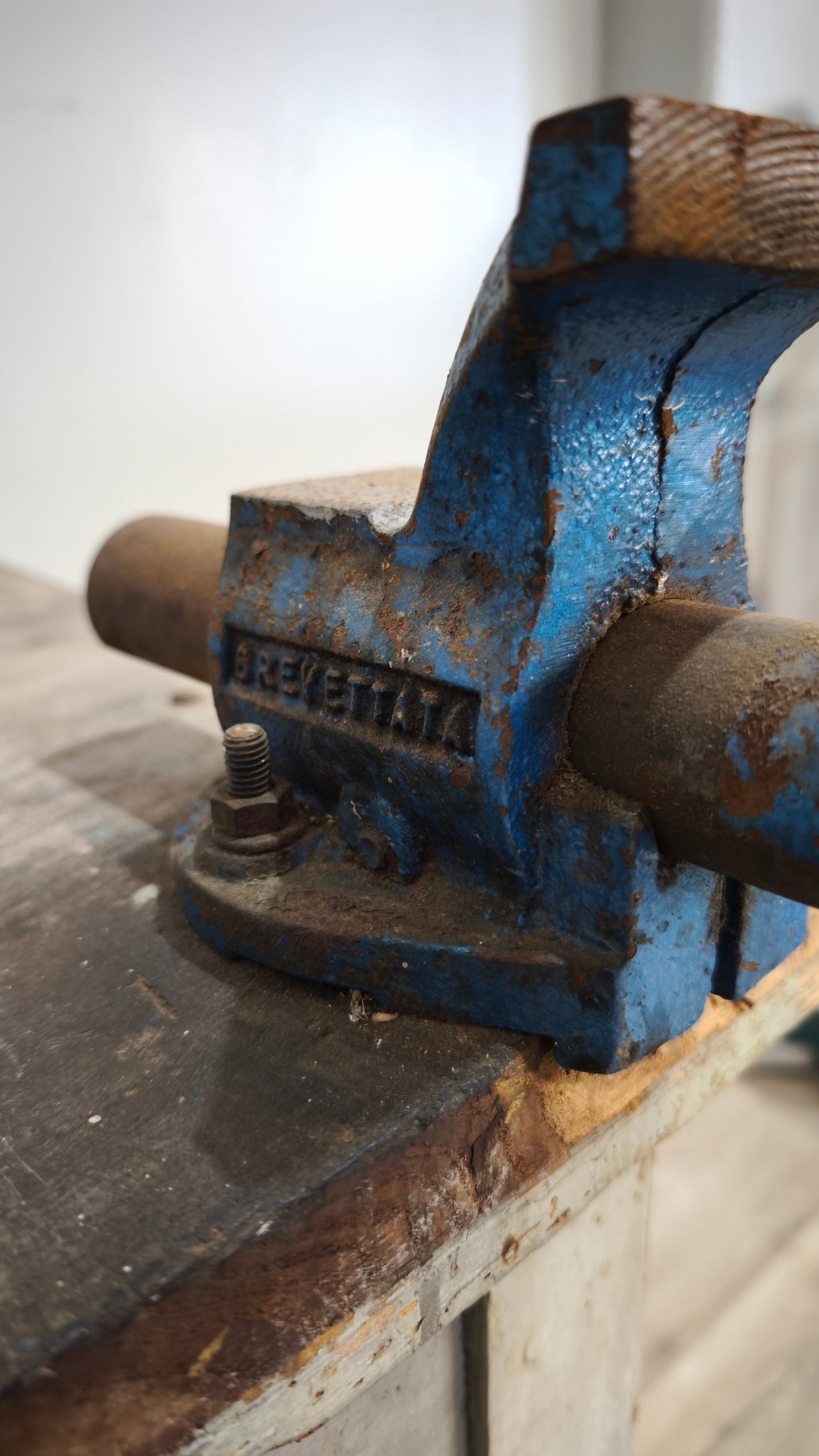 132 Tavolo in legno con morsa e cassetto frontale